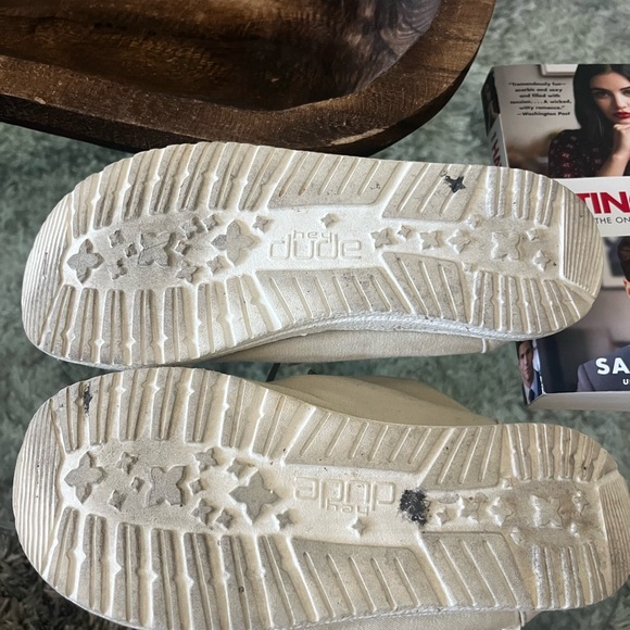 4 pairs of Wendy hey dude summer shoes - Picture 11 of 14